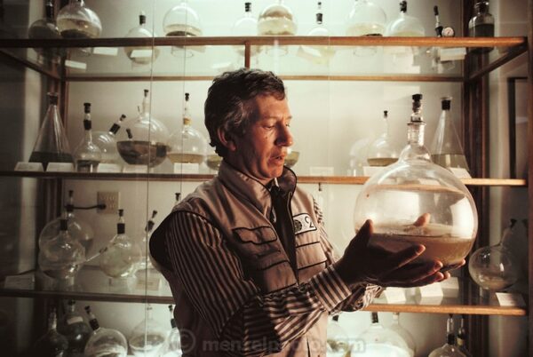 Mark Nelson examining a small-scale closed ecological system. COPYRIGHT:© Peter Menzel 1990